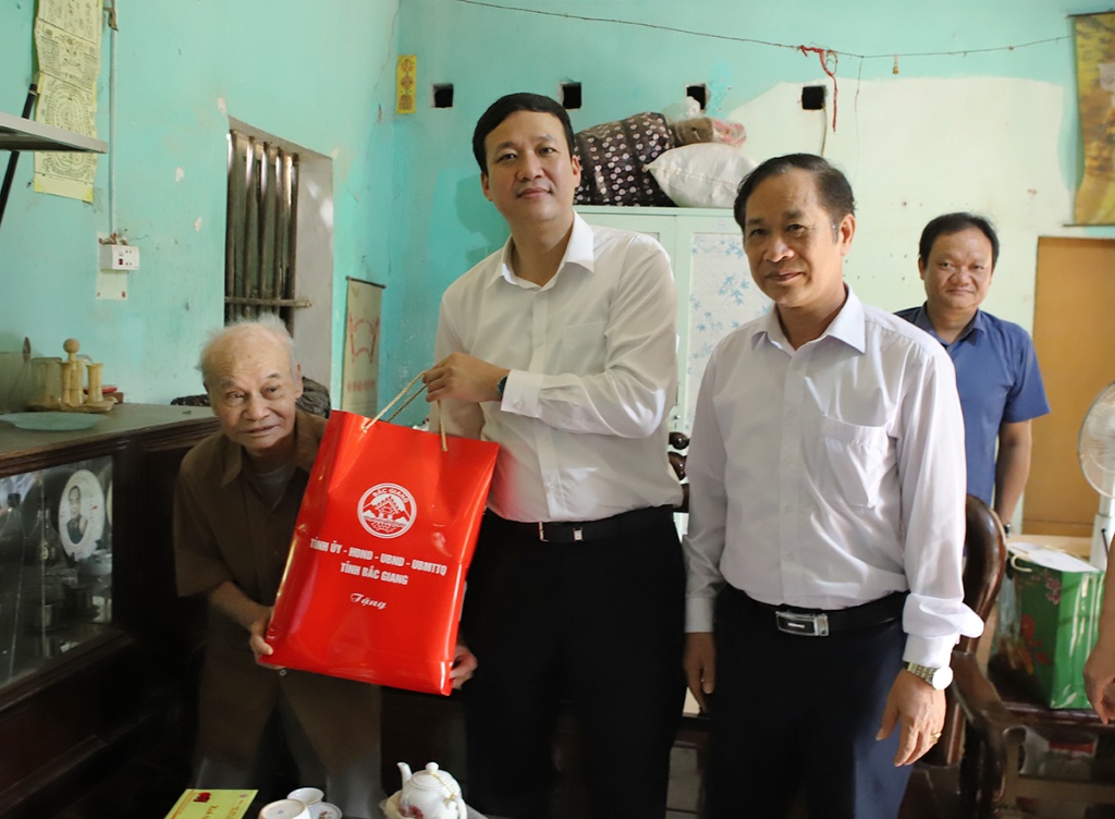 Phó Chủ tịch UBND tỉnh Lê Ô Pích thăm, tặng quà CCB, cựu TNXP tham gia Chiến dịch Điện Biên Phủ tại Lục Ngạn|https://attp.bacgiang.gov.vn/web/guest/chi-tiet-tin-tuc/-/asset_publisher/St1DaeZNsp94/content/pho-chu-tich-ubnd-tinh-le-o-pich-tham-tang-qua-chien-si-ien-bien-nhan-ky-niem-70-nam-chien-thang-ien-bien-phu