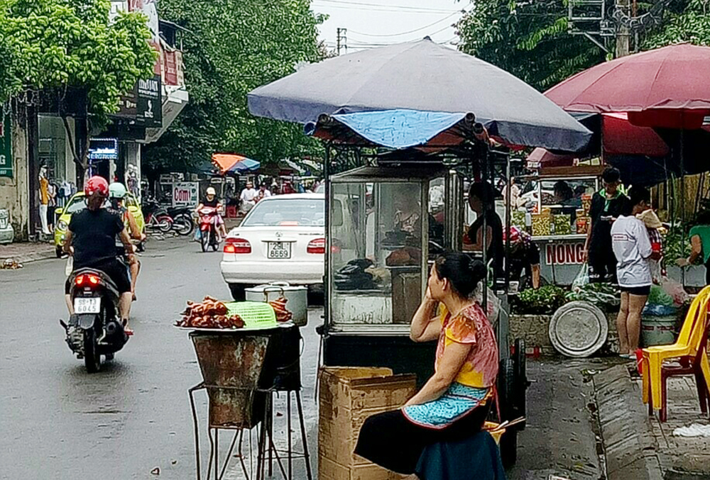 Thực phẩm chế biến sẵn được bán ngay trên lòng đường, không tránh khỏi khói bụi (ảnh chụp trên đường Lê Lợi).