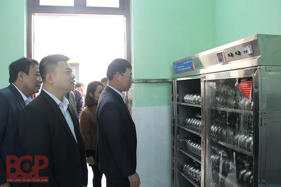 Phó Chủ tịch tỉnh Lê Ánh Dương kiểm tra đột xuất bếp ăn trường Mầm non tại Lạng Giang