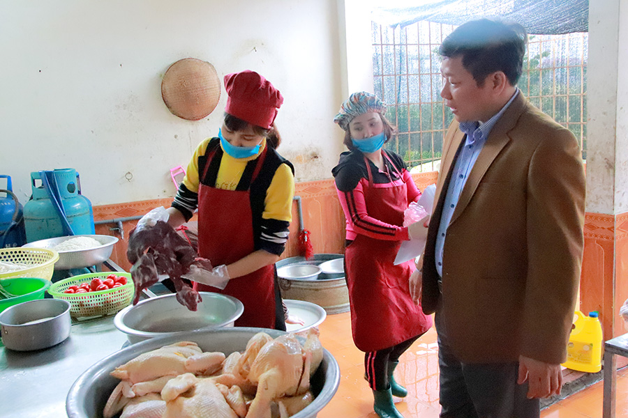 Lục Ngạn: Kiểm tra đột xuất bếp ăn tập thể Trường mầm non và Tiểu học thị trấn Chũ